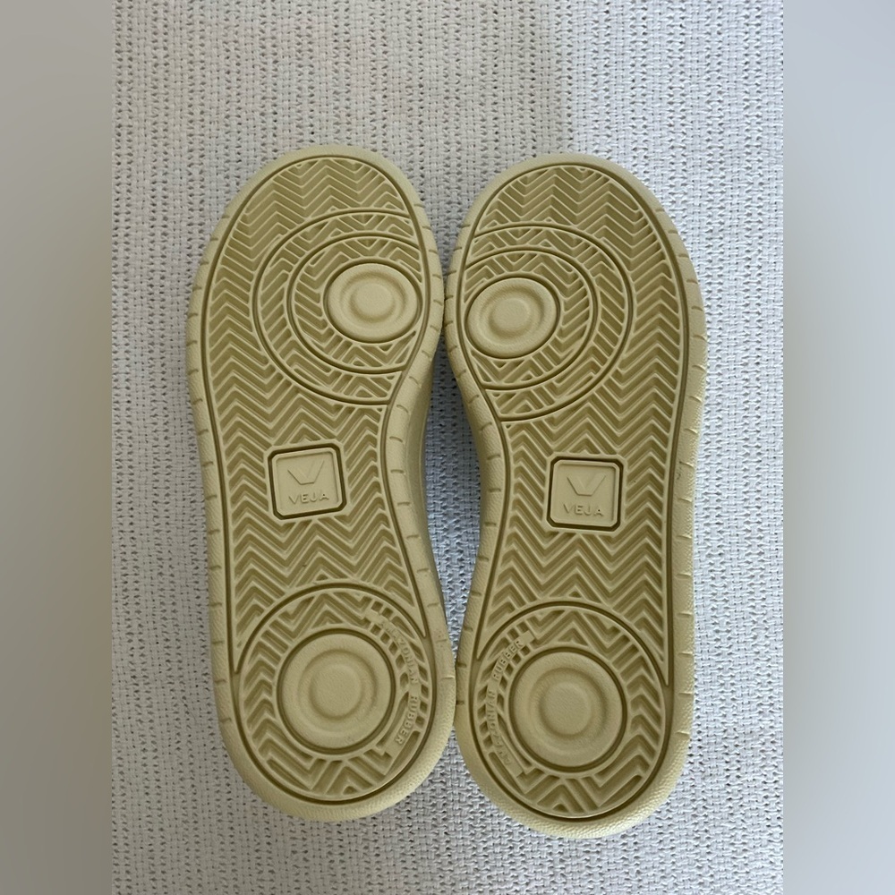 Veja White and Cream Sneakers for Casual Elegance - Picture 5 of 9